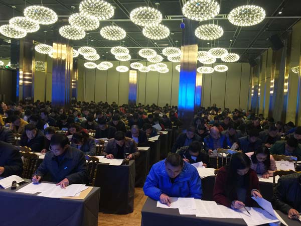 授課結束后,受訓人員正在認真參加印刷法規培訓考試12