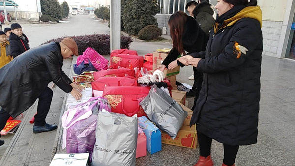 商會愛心慰問團正在將慰問物品裝車