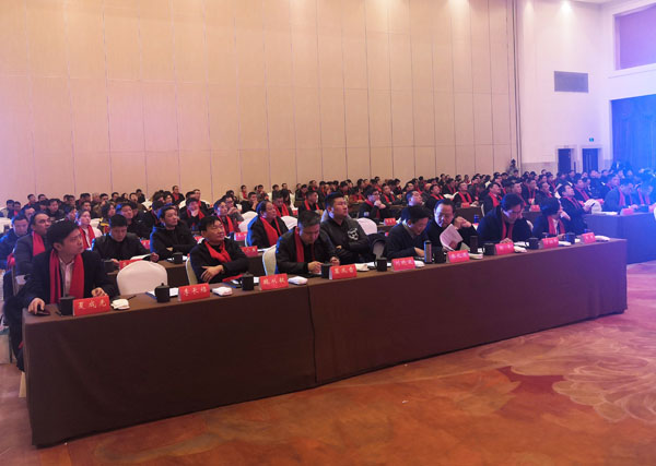 與會人員正在全神貫注觀看頒獎盛況