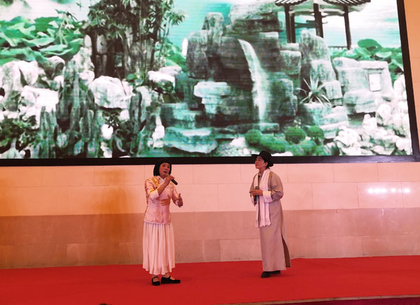 商會皖南片副秘書長顧高勇（左）在晚宴中登臺獻藝