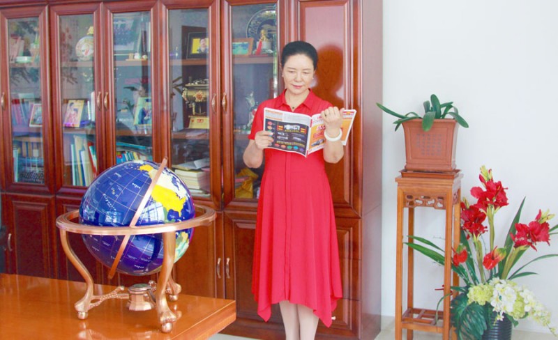 知書達禮，形品俱佳的韓謀云董事長，在辦公室看《海達廣告》