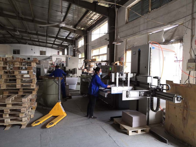 兩臺元創(chuàng)牌高速裁切線在車間一字排開,正在高速運轉