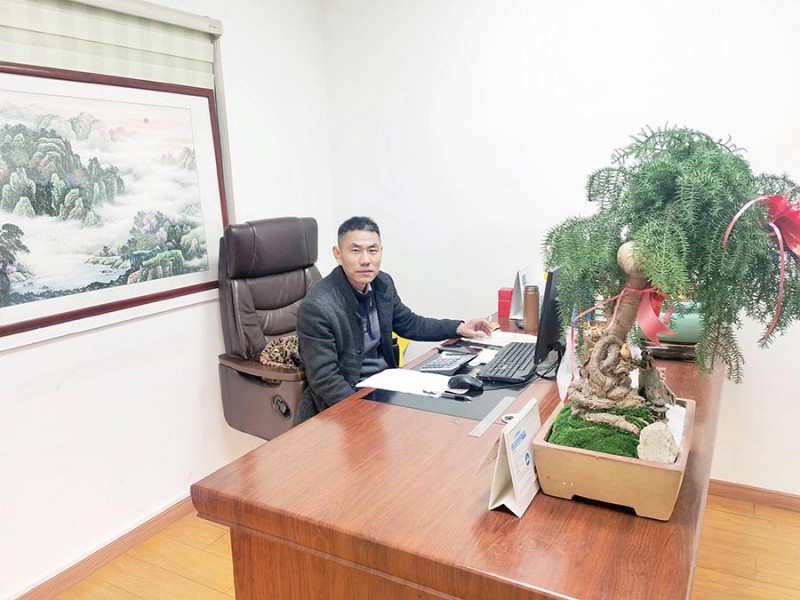 精氣神飽滿的合肥鑫輝耀印務(wù)有限公司總經(jīng)理陳洪奎