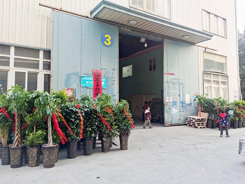 位于新廠址(合肥金泉印刷包裝產(chǎn)業(yè)園3號廠房)的合肥鑫輝耀印務(wù)有限公司大門口擺滿了祝賀喬遷大吉的綠植