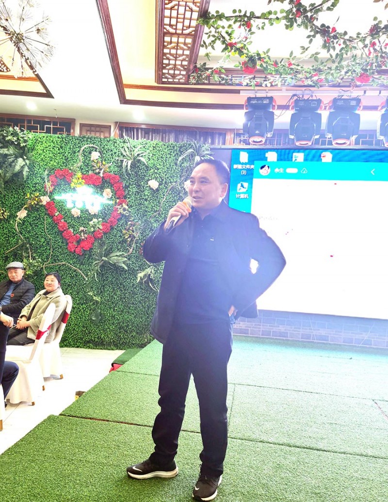 合肥亨通紙業(yè)銷售有限公司董事長兼總經(jīng)理劉世成登臺致辭