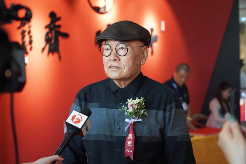 特邀嘉賓&mdash;&mdash;原安徽省美協主席張松正在慶典上接受媒體采訪