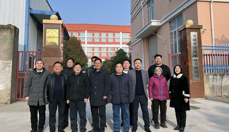 安徽向陽印刷公司董事長陳文才（前排中左）與走訪團成員合影