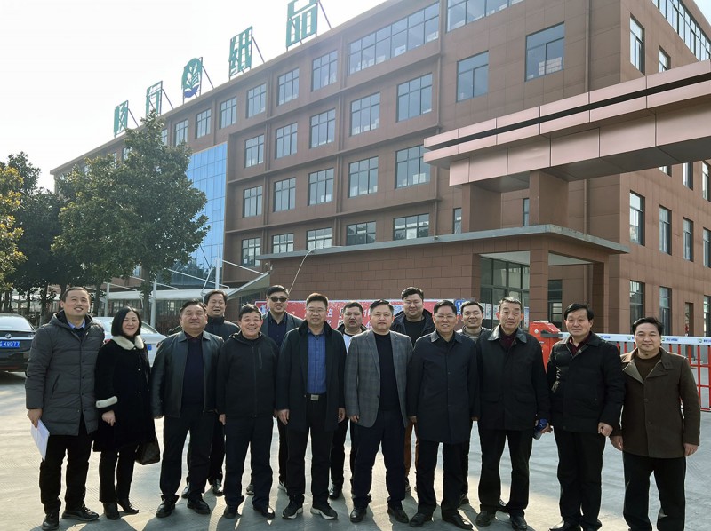 蒙城縣文旅體局黨組書記、局長尹杰（前排中右）和安徽暢行紙品公司董事長黃仲才（前排左三）與走訪團成員合影