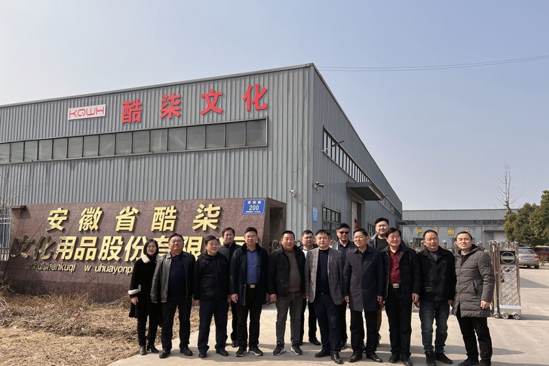 安徽酷柒文化用品公司總經(jīng)理侯永（前排中右）與走訪團成員合影